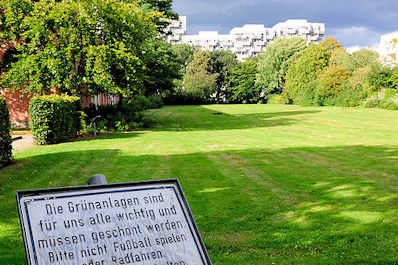 8434 Hinweisschild um die Grnanlage zu schtzen - Bilder aus Hamburg Osdorf.