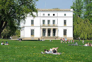 Die Hansestadt Hamburg ist in sieben Bezirke unterteilt,  die in 104 Stadtteile untergliedert sind. 2976 Sonntagnachmittag in der Frhlingssonne auf der Liegewiese vor dem historischen Jenischhaus.