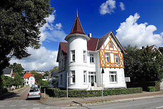 7164 weisse Mrchenvilla mit Turm und Fachwerkdekor an der Amtsstrasse in Hamburg Rahlstedt.