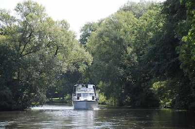 8941 Sportbootfahrt auf der Doveelbe - Motorboot fhrt durch HH-Reitbrook.