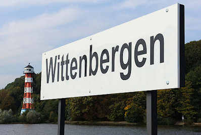 261 Schild am Anleger Wittenbergen - Leuchtturm im Hintergrund.