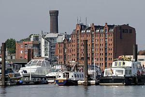 Yachthafen Hamburg, Billwerder Bucht - historisches Speichergebude - alter Wasserturm von Hamburg Rothenburgsort. Der Groteil der Flchen des heutigen Stadtteils, der Billwerder Ausschlag, gehrte seit 1385 zu Hamburg und wurde bis 1494 eingedeicht. 1871 wurde der Billhorn dem Billwerder Ausschlag zugeschlagen und das Gesamtgebiet zum Vorort Hamburgs erklrt.  Im Jahre 1894 wurde Billwerder Ausschlag zum Stadtteil erhoben und um die Kalte Hofe sowie die Billwerder Insel erweitert, es hatte damals etwa 40000 Einwohner. 1938 wurde Rothenburgsort vom Billwerder Ausschlag abgespalten und zu einem eigenstndigen Stadtteil mit ca. 40 000 Einwohnern. Rothenburgsort wurde 1943 weitgehend durch alliierte Bomben zerstrt. Jetzt leben wieder ca. 9000 Einwohner auf einer Flche von 7,6 km.