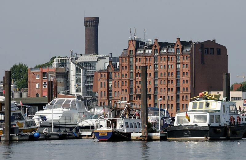 Bilder aus Hamburg ROTHENBURGSORT, Bezirk Hamburg MITTE. Der Groteil der Flchen des heutigen Stadtteils, der Billwerder Ausschlag, gehrte seit 1385 zu Hamburg und wurde bis 1494 eingedeicht. 1871 wurde der Billhorn dem Billwerder Ausschlag zugeschlagen und das Gesamtgebiet zum Vorort Hamburgs erklrt. Im Jahre 1894 wurde Billwerder Ausschlag zum Stadtteil erhoben und um die Kalte Hofe sowie die Billwerder Insel erweitert, es hatte damals etwa 40000 Einwohner. 1938 wurde Rothenburgsort vom Billwerder Ausschlag abgespalten und zu einem eigenstndigen Stadtteil mit ca. 40 000 Einwohnern. Rothenburgsort wurde 1943 weitgehend durch alliierte Bomben zerstrt. Jetzt leben wieder ca. 9000 Einwohner auf einer Flche von 7,6 km.