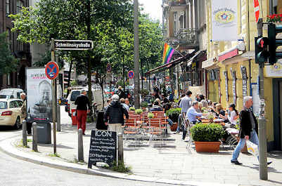 0305 Lange Reihe Ecke Schmilinskstrasse; Restaurant vor dem Haus in der Sonne.