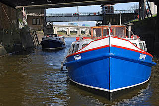 1648 Zwei Barkassen mit Touristen auf ihrer Hafenrundfahrt in der Ellerholzschleuse.