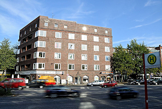 7634 Hauptverkehrsstrasse Hamburgs - Strassenverkehr auf der Kieler Strasse in HH-Stellingen - Bushaltestelle Langenfelder Damm - Backsteingebude, Wohnhaus.