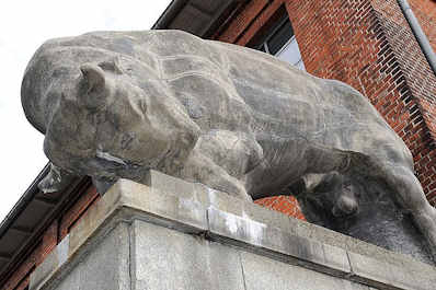 8686 Steinskulptur - Stier mit Hrnern am Eingang des Alten Schlachthofs von St. Pauli.