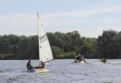 5x009 Segelboot und Motorboote in der Tatenberger Bucht.