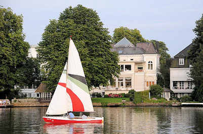 3462 Segelboot im Langen Zug - Villa am Wasser, Wohnen in Hamburg Uhlenhorst.