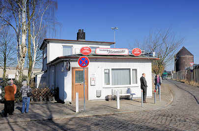 2875 Veddeler Fischgaststtte auf der Veddel - im Hintergrund der Zombeck-Luftschutzrundturm.