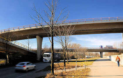 2975 Autobahnzufahrten - Brcken auf der Veddel - Fussgngerweg mit Fussgnger im Industriegebiet auf der Peute / Veddel im Hamburger Bezirk Mitte.