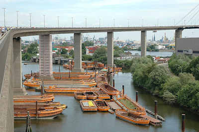 1772 Bilder aus Hamburg Walteshof - Blick auf den Rugenberger Hafen - Schuten im Hafenbecken unter der Khlbrandbrcke.