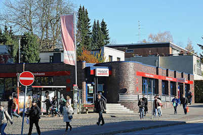 1759 Bushaltestelle und moderne Bebauung an der Rolfinckstrasse.