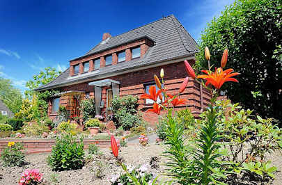 6370 Backsteinhaus mit blhenden Blumen im Vorgarten - Einzelhaus in Hamburg Wilstorf.