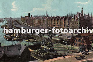 01147725 Panorama vom Sandtorhafen und der Speicherstadt Hamburg - die Lagerschuppen liegen direkt am Sandtorkai und schtzen mit ihren breiten Dchern die Ware die auf die Schiffe am Kai verladen werden. Altes Bild von der Geschichte des Hamburger Hafens.