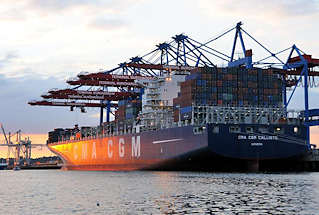 0839 Sonnenuntergang im Hamburger Hafen - die CMA CGM CALLISTO im Abendlicht. Das 2010 fertiggestellte Containerschiff CMA CGM CALISTO hat eine Länge von 364m und eine Breite von 45,6m. Der Containerriese kann 11 356 TEU Standartdcontainer an Bord nehmen.