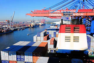 0975 Blick ber das Deck des Containerschiffs CMA CGM Christophe Colomb - hinter dem Schornstein Containerkrne des Terminals Burchardkai. Eine Barkasse fhrt im Waltershofer Hafen - Frachtschiffe und Containerlager am Terminal Eurogate Hamburg.