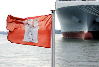 1001 Hamburgflagge im Wind - Schiffsbug eines Frachters im Hamburger Hafen - Bilder aus der Freien und Hansestadt Hamburg.
