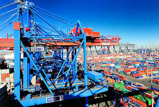 1006 Containerbrcken am HHLA Containerterminal Burchardkai - Containerlager auf dem Containerterminal im Hafen der Hansestadt Hamburg.