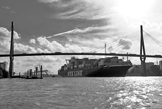 2192 Der Containerfrachter NYK ALTAIR unter der Khlbrandbrcke im Hamburger Hafen - das Schiff hat das Containerterminal Altenwerder verlassen und fhrt Richtung Elbe.