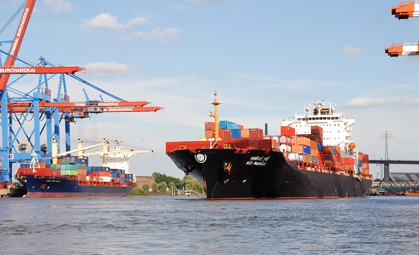 4725 Das Containerschiff SCI MUMBAI legt im Hamburger Hafen ab - lks. die Containerkrne am Burchardkai, im Hntergrund die Khlbrandbrcke.