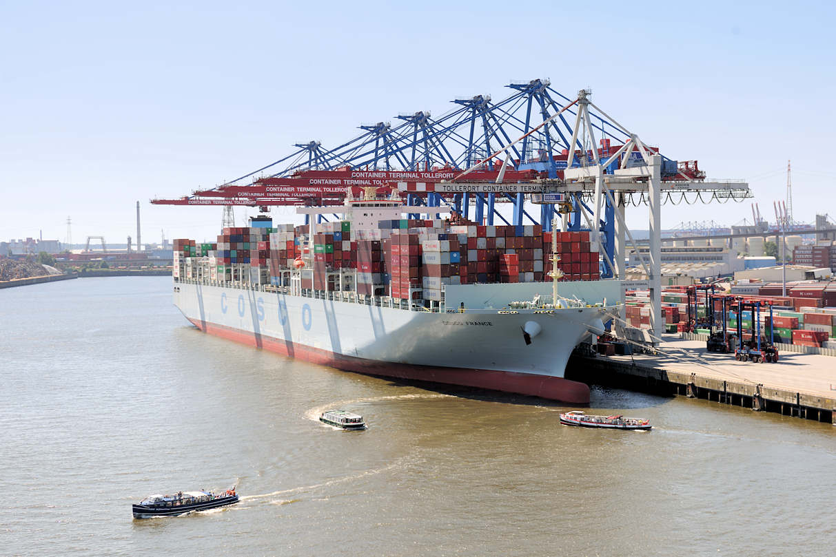 5250 Der Containerfrachter COSCO FRANCE unter den Containerbrcken des Terminals Tollerort - das Frachtschiff hat eine Lnge von 366 m und kann 13686 TEU Container transportieren.