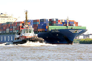 5633 Schlepper Bugsier 9 - Bug des Containerschiffs Hyundai Courage auf der Elbe im Hamburger Hafen.