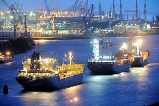 6007 Beginnende Nacht im Hamburger Hafen - Blaue Stunde ber der Elbe. Frachtschiffe / Auflieger liegen an den Dalben in der Norderelbe Hhe Kirchenpauer Kai / Holthusenkai.