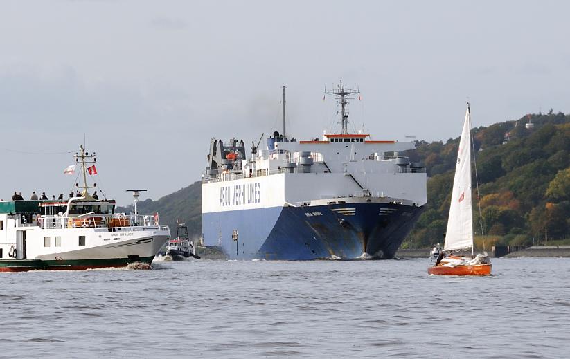 9641 Die 1980 erbaute SEA WAVE wurde als Autotransporter gebaut - das 165 m Lange Schiff hat eine Ladekapazität von 3162 Kraftfahrzeugen. Ein Fährschiff kreuzt das Fahrwasser des RoRo Frachtschiffs.