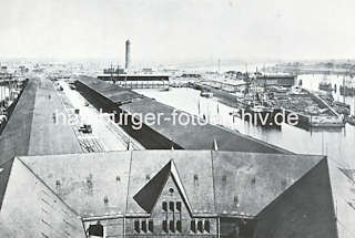 X3347741_72_48 Historisches Motiv vom Hafen Hamburgs - Blick vom Kaispeicher auf den Grasbrookhafen und die Lagergebude am Kaiserkai im Sandtorhafen - die Schuppen am Dalmannkai des Grasbrookhafen sind fertiggestellt - die Kaianlage am Hbener ist gerade im Bau - die Konstruktion eines Lagerschuppens ist zu erkennen.