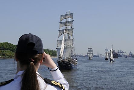 011_17497 - Fotografien vom Hafen -- Blick von der russischen MIR, dem schnellsten Grosegler der Welt auf Segelschiffe, die sich an der Einlaufparade zum Hamburger Hafengeburtstag beteiligen - im Vordergrund die Dreimaster-Barkentine