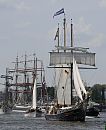 011_17498 - Schiffsparade auf der Elbe; vorn der ehemalige Heringslogger Hendrika Bartelds, die 1908 vom Stapel lief und in den 1980er Jahren zum Charterschiff umgebaut wurde. Im Hintergrund die Viermastbark Kruizenstern an den Landungsbrcken.