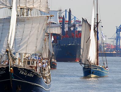 011_17500 - Fotos vom Hamburger Hafengeburtstag - zwischen der Thalassa und dem Zweimast - Schoner Luciana, einem 1916 gebauten ehemaligen Heringslogger, ist das hoch beladene Containerschiff Cap Agulhas zu erkennen.