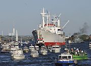 011_17504 - das weltgrsste Museumsfrachtschiff, die Hamburger Cap San Diego wird von vielen Motoryachten auf der Schiffsparade begleitet. Im Hintergrund liegt die ehem. Senatsbarkasse Schaarhrn unter Dampf.