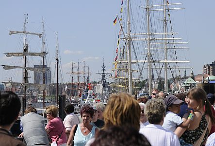 011_17506 - Fotos von Hamburger Hafengeburtstag -  Gedrnge auf der Uferpromenade bei den Vorsetzen, Johannisbollwerk und Baumwall zum 819. Hamburger Hafengeburtstag. Mehr als 1,5 Mio Menschen haben das Geburtstagsfest in Partylaune besucht. Im Hintergrund die Masten der historischen Segelschiffe, die anlsslich der Feier im Hamburger Hafen an den Landungsbrcken liegen. 