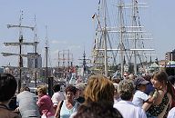 011_17506 - Gedrnge auf der Uferpromenade bei den Vorsetzen, Johannisbollwerk und Baumwall zum 819. Hamburger Hafen- geburtstag. Mehr als 1,5 Mio Menschen haben das Geburtstagsfest in Partylaune besucht. Im Hintergrund die Masten der historischen Segelschiffe, die anlsslich der Feier im Hamburger Hafen an den Landungsbrcken liegen..