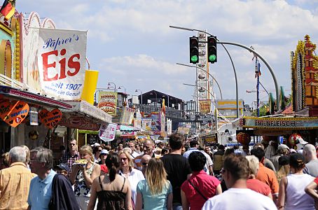 011_17507 - hamburg Bilder vom 819. Hafengeburtstag in der Hansestadt Hamburg -- die sogenannte Partymeile hat eine Lnge von ca. 3,5 km - ca. 500 Schausteller haben hier ihre Stnde aufgebaut. Neben kulinarischen Genssen und Getrnken sind u. a zwei Riesenrder aufgebaut, von denen der Besucher einen interessanten berblick ber das Festgelnde an der Elbe hat. 