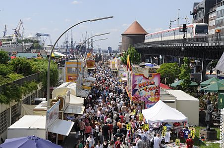 011_17509 - Blick ber die grsste Freiluftparty Hamburgs zum Hafengeburtstag. Die Besucher der Hafenmeile geniessen in der Hamburger Frhlingssonne das Fest - rechts fhrt eine Hochbahn ber das Eisenviadukt am Baumwall. Im Hintergrund der Rundbunker an den Vorsetzen. 