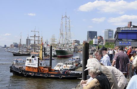  011_17510 -  Bilder vom Hamburger Hafen - Hamburg Foto -- Blick von der Hafenpromenade auf die Schiffe, die anlsslich des Hafenburtstages an den Landungsbrcken fest gemacht haben. In der Bildmitte das Hamburger Museumsschiff Rickmer Rickmers. 