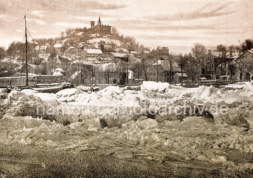 1077_24_371 Historische Ansicht der Elbseite von Hamburg Blankenese; hoch aufgetrmt liegen die Eisschollen am Ufer der Elbe. Ein Kutter liegt eingefroren am Anleger des Hamburger Vorortes - kahle Bume im Winter; Sllberg. www.hambuger-fotoarchiv.de 