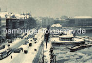 1082_76_31 Schnee liegt auf der Strasse und den Dchern der Huser; eine Strassenbahn fhrt Richtung  Gnsemarkt.  Autos parken am Strassenrand - Fussgnger gehen auf beiden Seiten der Strasse. Die Binnenalster ist mit Eisschollen bedeckt, zwei Schuten liegen vor dem Verkehrspavillon - im Hintergrund der Alsterpavillon und der Neue Jungfernstieg.