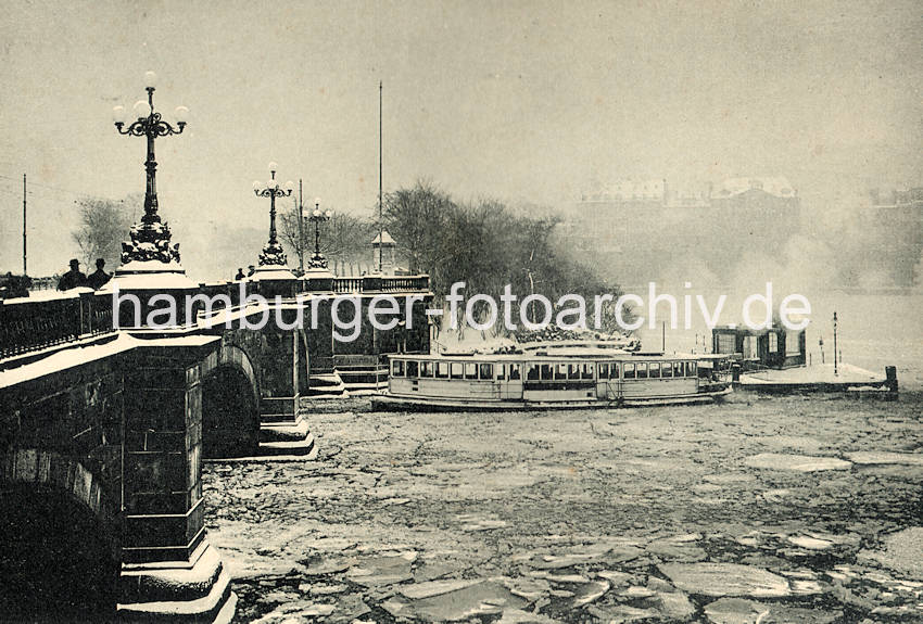 1084_X-0911-33 Die Binnenalster bei der Lombardsbrcke ist mit Eisschollen bedeckt - ein Alsterdampfer hat am Anleger festgemacht und nimmt Fahrgste an Bord; im Hintergrund Huser am Alsterdamm..