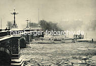 1084_X-0911-33 Die Binnenalster bei der Lombardsbrcke ist mit Eisschollen bedeckt - ein Alsterdampfer hat am Anleger festgemacht und nimmt Fahrgste an Bord; im Hintergrund Huser am Alsterdamm. 