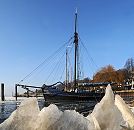 11_22736 Die Wintersonne scheint auf die Eisschollen im Museumshafen von Hamburg Oevellgoenne. Ein historisches Segelschiff liegt vor Anker. ©www.fotograf-hamburg.de