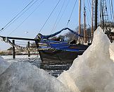 1_22737 Blick durch die Eisschollen im Museumshafen auf den Bugsprit eines historischen Segelschiffs. ©www.fotograf-hamburg.de