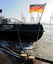 11_22739 Der ehemals grösste deutsche Eisbrecher STETTIN liegt am Museumshafen Oevelgoenne am Ponton; die Deutschlandfahne weht am Heck des 1939 gebauten Schiffs. Auf der Elbe ist Eisgang. ©www.fotograf-hamburg.de