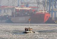 198_5372 Eine Barkasse berquert die Elbe durch den dichten Eisgang des Flusses. Im Dunst liegt der Containerfrachter RIO DE JANEIRO der Reederei Hamburg Sd am Terminal Burchardkai. Das 2008 gebaute Containerschiff kann 5900 TEU / Standartcontainer an Bord nehmen. Der 286 m lange Frachter kann bei einem max. Tiefgang von 13,5 m eine Geschwindigkeit von 23,0 kn erreichen.