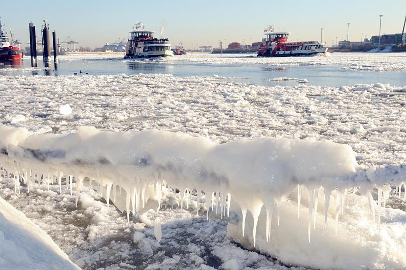 Fotograf in Hamburg / Hamburger Auftragsfotografie :: Hamburgbilder, Frost im Hamburger Winter - Eis und Schnee am Elbufer und auf der Elbe. 199_5688 Frostiger Winter in Hamburg - ein Schiffstau ist dick mit Eis bedeckt, Eiszapfen glänzen in der Wintersonne. Zwei Hafenfähren fahren durch das Treibeis auf der Elbe Richtung Finkenwerder. ©www.fotograf- hamburg.de