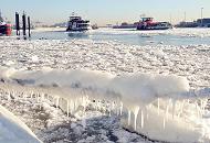 99_5688 Frostiger Winter in Hamburg - ein Schiffstau ist dick mit Eis bedeckt, Eiszapfen glänzen in der Wintersonne. Zwei Hafenfähren fahren durch das Treibeis auf der Elbe Richtung Finkenwerder. 
