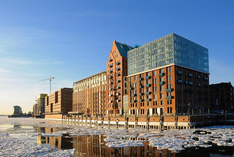 Fotografien vom Winter in der Hansestadt - Architektur Groe Elbstrae. 209_5835 Die Abendsonne scheint auf die Backsteinarchitektur an der Grossen Elbstrasse. Die ehemaligen Speichergebude sind zu Brohuser umgebaut und mit Neubauten am Elbufer ergnzt worden. Einzelne Eisschollen schwimmen auf der spiegelglatten Elbe bei Hamburg Altona.